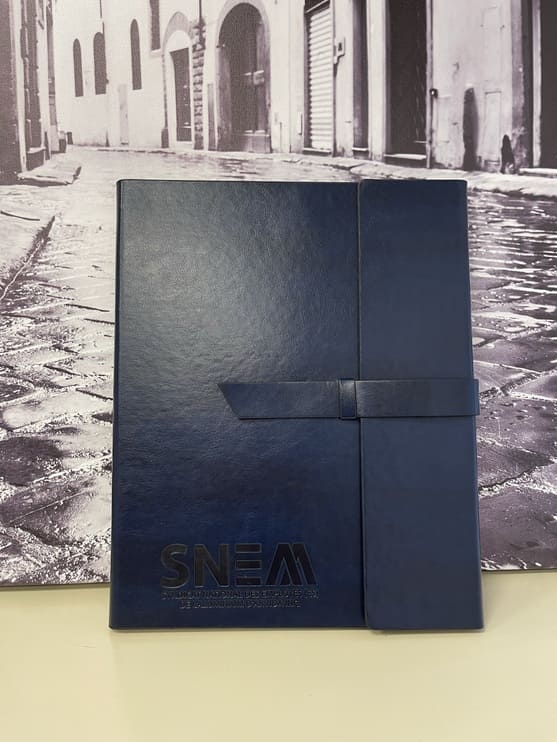 Calepin en vinyle de haute qualité «SNEAA» - Broderie ML